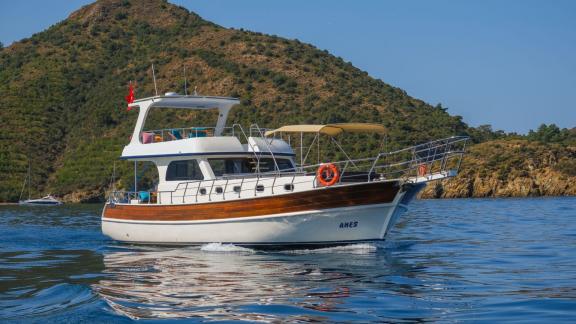 Die Gulet Anes bietet Platz für bis zu 6 Personen und ist ideal für eine Charter ab Fethiye.