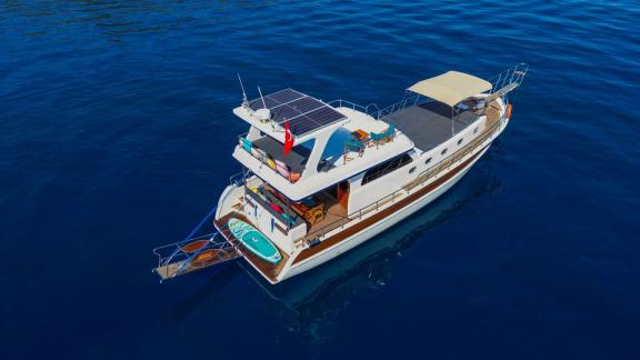 The Gulet Anes features a sun deck and paddleboard, perfect for up to 6 people in the waters of Fethiye.