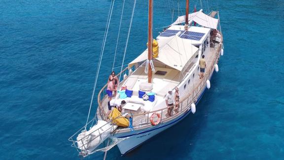 Gulet Angel V in Marmaris, ideal für 6 Personen. Genießen Sie luxuriöse Momente auf dem türkisblauen Meer.