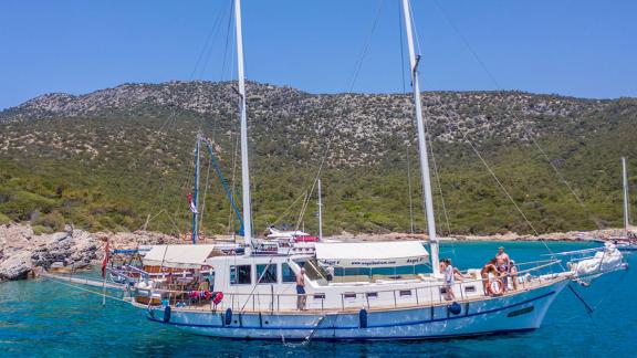 Marmaris'te Gulet Angel V, 6 kişiye kadar lüks konfor sunuyor. Eşsiz bir deniz deneyimi.