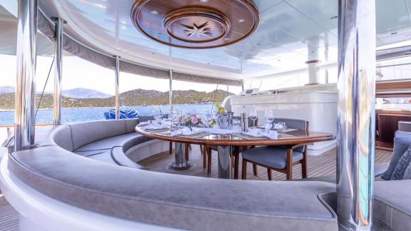 Runde Tafel mit Polstern bietet gemütliche Mahlzeiten mit traumhaftem Meeresblick.