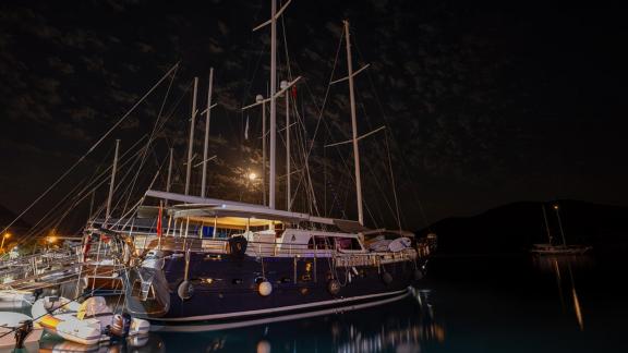 Im Hafen glänzt Aqua Bella bei Nacht mit Doppelmasten und stimmungsvollem Ambiente.