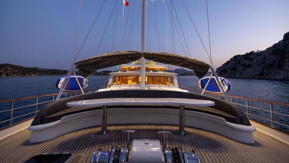 Großzügiges Vordeck mit Polstern lädt zum entspannten Abend in schöner Kulisse ein.