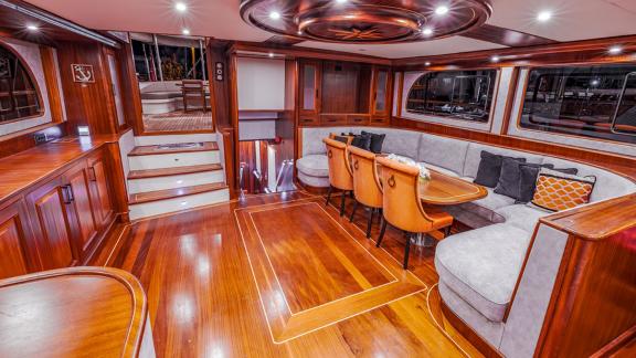 Großzügiger Salon mit lackierten Böden und bequemer Sitzecke sorgt für Wohlfühlambiente.