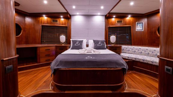 Holzfußboden, großes Bett und Sitzecke sorgen für eine entspannte Atmosphäre.