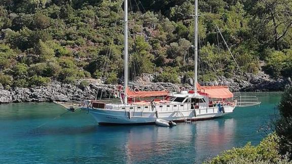 Bodrum'da Gulet Arancia'nın geniş güneşlenme güvertesinde güneşlenin ve rahatlayın.