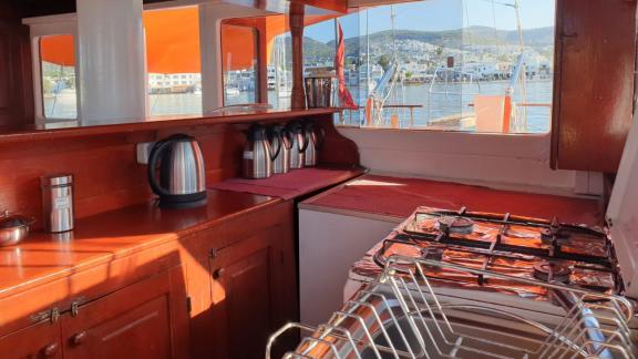 A well-equipped kitchen with a gas stove, kettles, and a beautiful view of the harbor.