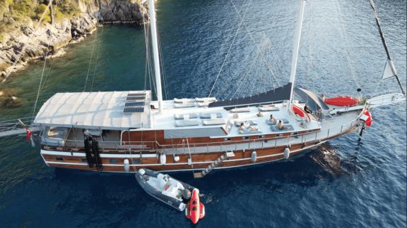 Luftaufnahme der Gulet Aria in der türkisblauen Bucht von Fethiye, ideal für eine luxuriöse Yachtcharter.