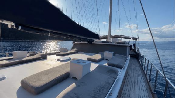 Luxuriöses Sonnendeck der Gulet Aria, ideal zum Entspannen bei Sonnenuntergang auf dem Meer in Fethiye.