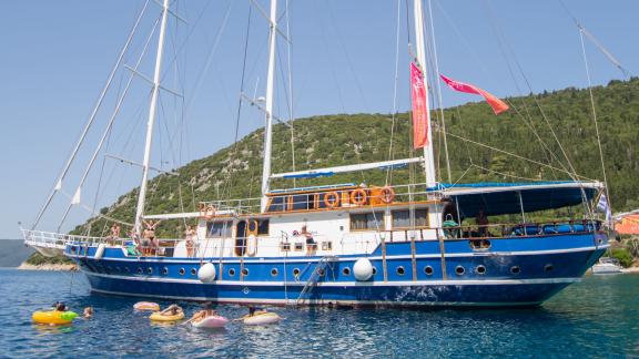 Genießen Sie Wassersport und Entspannung auf dieser schönen Gulet-Yacht vor malerischer Kulisse.