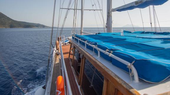 Das Sonnendeck der Gulet Artemis bietet eine entspannende Umgebung mit Blick auf das weite Meer.