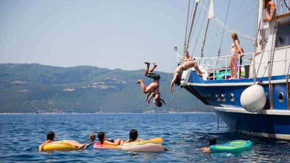 Erleben Sie Spaß und Abenteuer beim Sprung ins Meer von der luxuriösen Gulet Artemis.