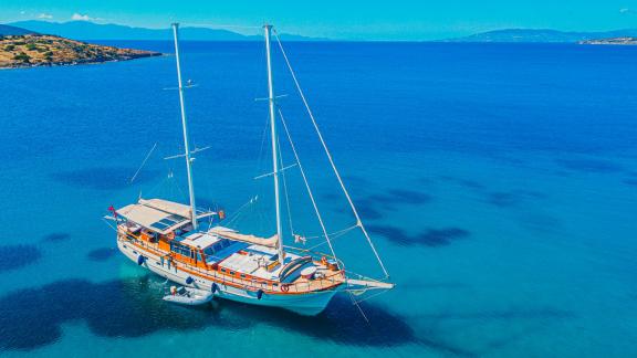 Bodrum'da demirlemiş lüks Gulet Avrasya, berrak turkuaz sularla çevrili.