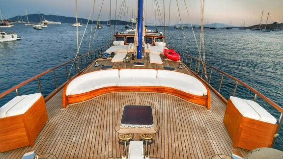 The foredeck of the gulet Barka offers a spacious seating area and sunbeds for relaxation.