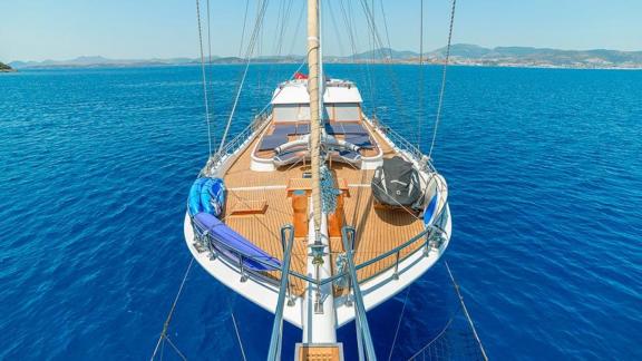 Gulet Bella Mare in Bodrum, die das geräumige Deck mit Sonnenliegen, Pool und luxuriösen Details zeigt.