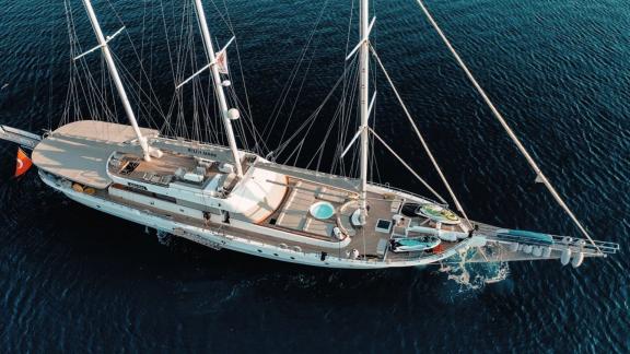 Bodrum'daki Bella Mare guletinin şezlonglar, havuz ve lüks mobilyalarla donatılmış geniş güvertesini gösteren kuşbakışı