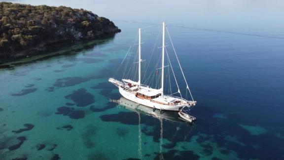 Wunderschönes Gulet mit 4 Kabinen ankert in einer malerischen Bucht auf den griechischen Inseln, ideal für luxuriöse Cha