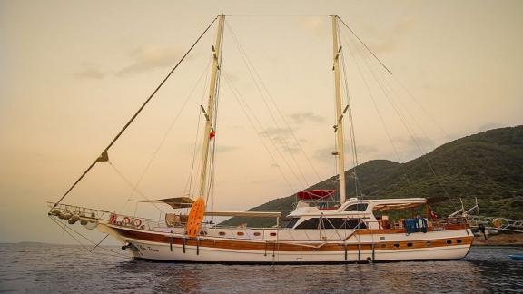 Luxuriöse Gulet Blu Dream im Sonnenuntergang vor der Küste von Marmaris.