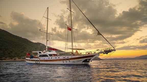 Die majestätische Gulet Blu Dream ankert bei Sonnenuntergang vor Marmaris.