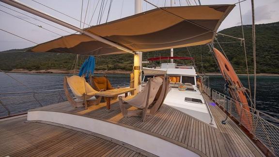 Bequeme Sitzgelegenheiten an Deck der Gulet Blu Dream, ideal zum Entspannen in der Natur.