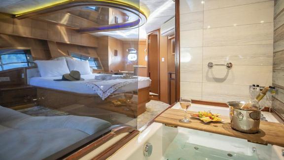 Luxuriöse Suite mit Whirlpool und elegantem Schlafzimmer auf der Gulet Blu Dream.