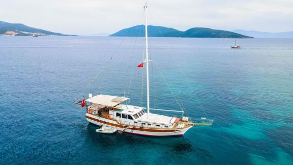 Die Gulet Cagan 2 ankert friedlich in türkisfarbenem Wasser vor der malerischen Küste der Türkei, bereit für ein unverge