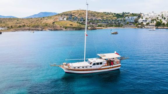 The Gulet Cagan 2, perfect for up to 6 people, sails from Bodrum across the clear, turquoise waters of the Aegean.