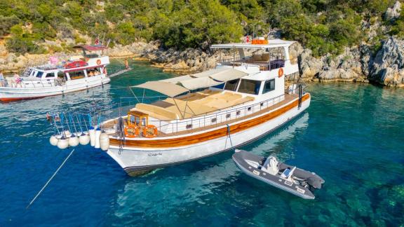 Die elegante Gulet ÇağAy liegt in ruhigem, kristallklarem Wasser vor der Küste von Fethiye.