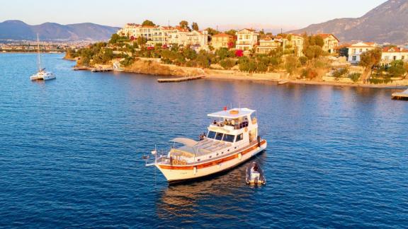 Gulet ÇağAy, Fethiye'nin pitoresk sahilinde gün batımında demirlemiş ve muhteşem bir manzara sunuyor.