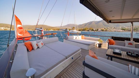 The comfortable lounge area of the Gulet Caustic in Bodrum, perfect for relaxing and sunbathing.