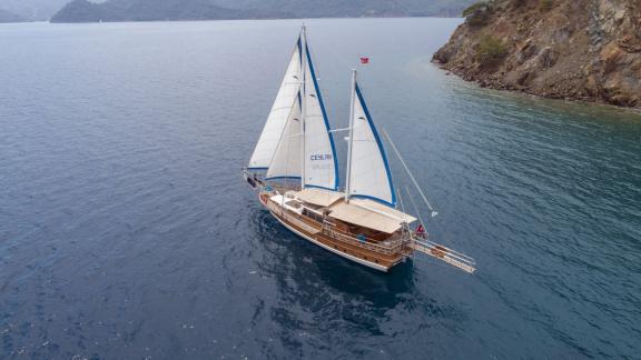 Die Gulet Ceylan segelt entlang einer malerischen Küste in der Nähe von Fethiye, Türkei