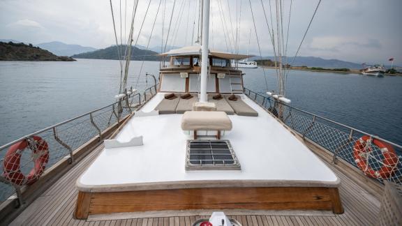 The spacious sun deck of the Gulet Ceylan offers comfortable loungers for relaxing hours at sea