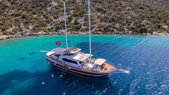 Luxusyacht Gulet Cielo Mare in der malerischen Bucht von Fethiye, perfekt für bis zu 12 Personen.