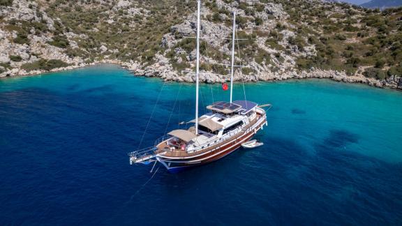 Die luxuriöse Gulet-Yacht ankert in der türkisblauen Bucht von Fethiye, ideal für entspannte Tage.