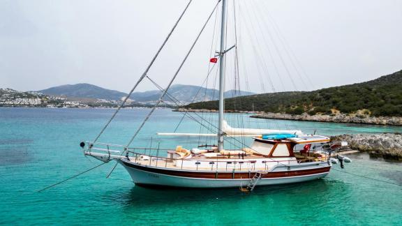 Erleben Sie die beeindruckende Gulet Cosh, die in den türkisfarbenen Gewässern von Bodrum ankert.