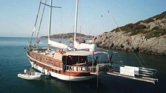 Bodrum'da unutulmaz bir yelken turu için güzel Gulet Daphne S'yi kiralayın.