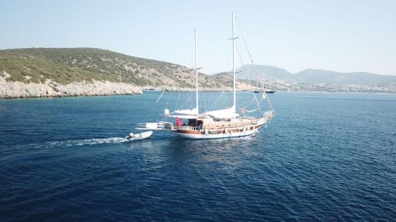 Genießen Sie eine unvergessliche Segeltour auf der Gulet Daphne S vor der malerischen Küste von Bodrum.