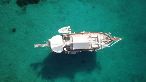 Genießen Sie die spektakuläre Aussicht auf die Gulet Daphne S in den türkisblauen Gewässern von Bodrum.