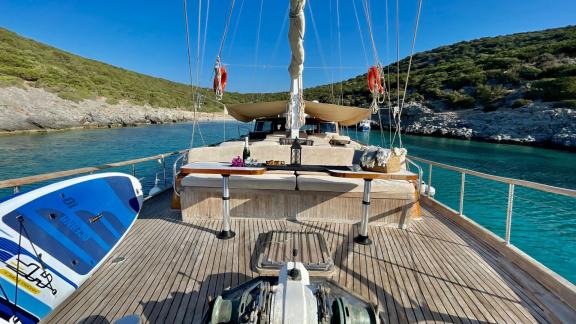 Genießen Sie die Sonne und das Meer auf dem geräumigen Vorderdeck der Gulet Daphne S in Bodrum.