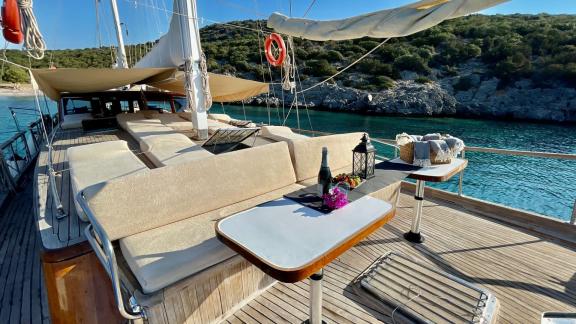 Genießen Sie ein entspanntes Frühstück mit Blick auf das Meer auf der Gulet Daphne S in Bodrum.