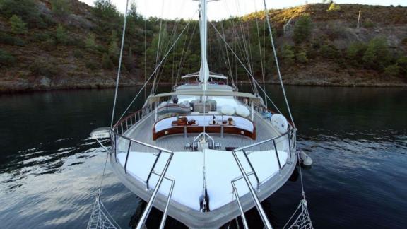 The spacious deck of the gulet Dear Lila, ideal for relaxing against the picturesque backdrop of Fethiye.