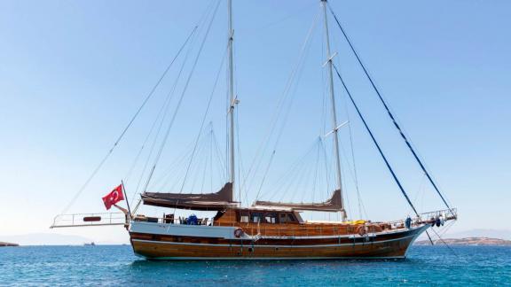 Die Gulet Deniz Kızı A ruht friedlich im türkisfarbenen Wasser von Bodrum, bereit für neue Abenteuer.