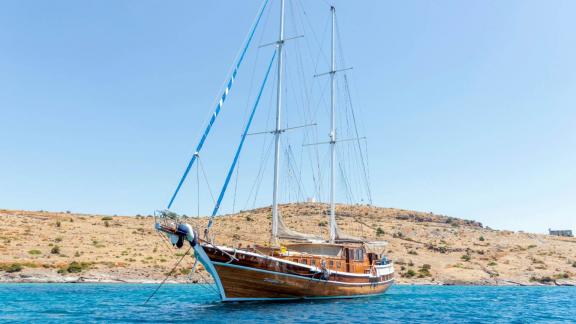 Die Gulet Deniz Kızı A vor der malerischen Küste von Bodrum, perfekt für entspannende Segeltörns.