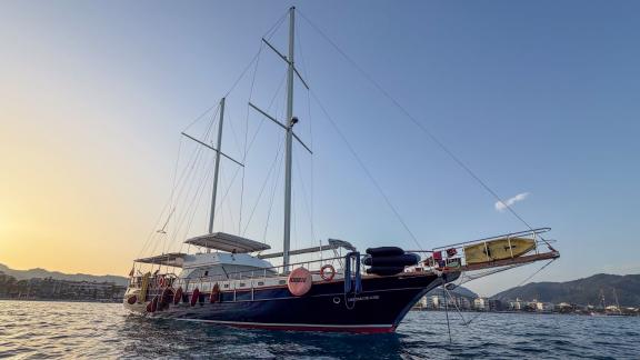 Front side view of the Deryam gulet in the bays of Bodrum, reflecting the blue cruise experience.