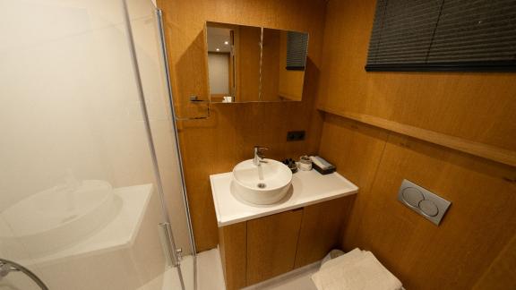 Guest bathroom of the Deryam gulet in the bays of Bodrum, offering comfortable use during blue cruise holidays.