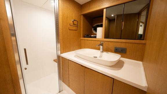 Guest bathroom of the Deryam gulet in the bays of Bodrum, providing comfort and convenience during yacht holidays.