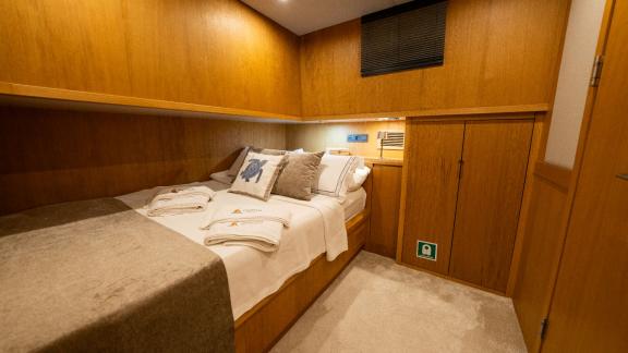 Guest cabin of the Deryam gulet in the bays of Bodrum, offering comfortable accommodation during blue cruises.