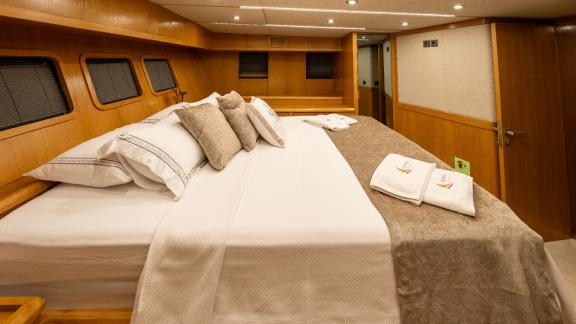 Master cabin of the Deryam gulet in the bays of Bodrum, offering comfortable and peaceful accommodation at sea.