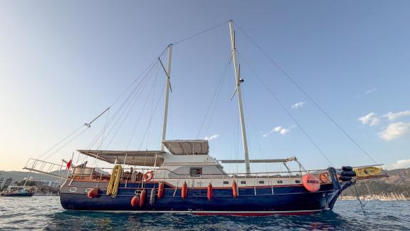 Side view of the Deryam gulet in the bays of Bodrum, ideal for blue cruise enthusiasts.
