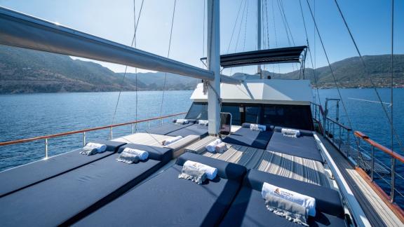 Foredeck sunbathing area of the Deryam gulet in the bays of Bodrum, enhancing the blue cruise experience.